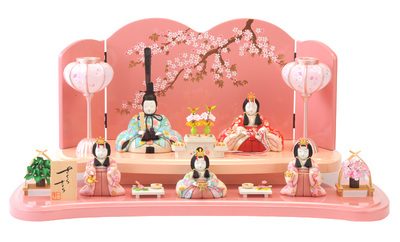 木村一秀作五人飾りの雛人形。女の子らしいピンクの雛人形